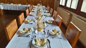 Reštaurácia alebo iné gastronomické zariadenie v ubytovaní Penzión Manín