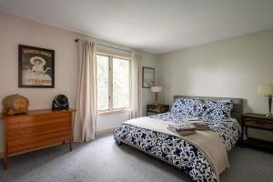 グロスターにあるLuxury Vacation Accommodation in the Coastal Town of Gloucester, Massachusettsの大きなベッドと窓のある寝室