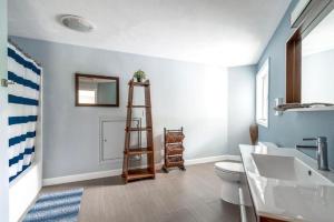 グロスターにあるLuxury Vacation Accommodation in the Coastal Town of Gloucester, Massachusettsのバスルーム(トイレ、はしご付)