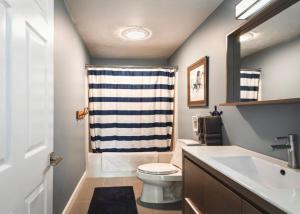 グロスターにあるLuxury Vacation Accommodation in the Coastal Town of Gloucester, Massachusettsのトイレと洗面台のあるバスルーム +52枚の写真