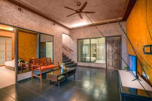 Μια τηλεόραση ή/και κέντρο ψυχαγωγίας στο Private Indoor Pool Zoo Villa near Zoo Negara, Ampang KL