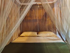 a bed in a tent in a room at Mango Tree Villa in Sigiriya