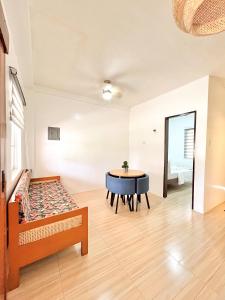 - une chambre avec une table et un banc dans l'établissement Zand Pointe Suites, à General Luna 4 autres photos