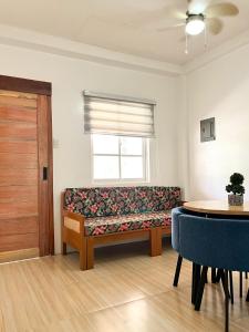 un salon avec un canapé et une fenêtre dans l'établissement Zand Pointe Suites, à General Luna