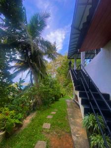 un balcón de una casa con una palmera en Talalla Wonder View, en Talalla South