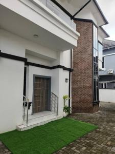 Budova, kde se vila nachází + 7 fotografií