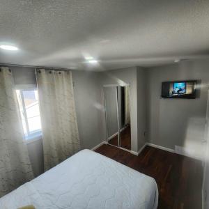 Postel nebo postele na pokoji v ubytování Modern Family Home with guest heat garage, Pet-Friendly!- NO BASEMENT + 30 fotografií