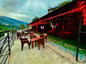 un grupo de sillas y mesas fuera de un edificio en Royal Link Way near by Pizza Hut Maal Road 1km, en Manali 9 fotos más