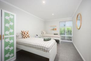 Gallery image of Coastal Comfort in Golden Bay in Secret Harbour +11 photos