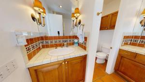 Ένα μπάνιο στο SV108 1 Bedroom Spa Villa w Incredible Views +29 φωτογραφίες