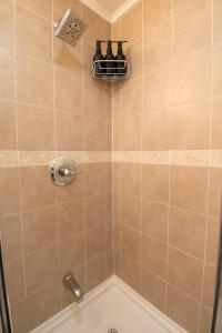 Ένα μπάνιο στο Cozy Luxe Apartment - Minutes to Manhattan +48 φωτογραφίες