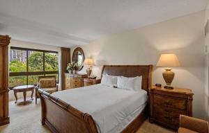 Giường trong phòng chung tại Kaanapali Alii 1 Bedroom Garden-Mountain View