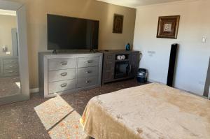 TV a/nebo společenská místnost v ubytování SUITE 4, Centro de Cuauhtemoc Chihuahua