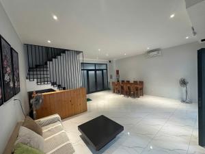 Khu vực ghế ngồi tại La Maison De Dino Grandworld