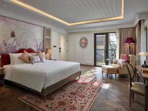 Postel nebo postele na pokoji v ubytování Mercure Dalat Resort