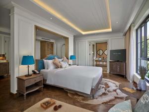 Un pat sau paturi într-o cameră la Mercure Dalat Resort