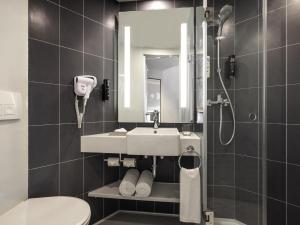 Koupelna v ubytování ibis Mumbai Vikhroli - An Accor Brand + 63 fotografií