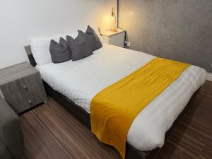Un pat sau paturi într-o cameră la Arndale Apartments Manchester