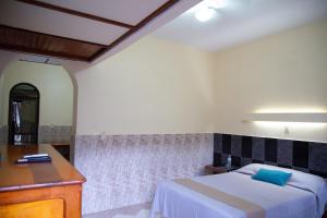 モンテレイにあるPrivada Guadalupeのベッドルーム1室(ベッド1台、ドレッサー、デスク付)