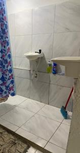 ein Badezimmer mit Waschbecken und Zahnbürste in der Unterkunft Kitnet Dream House 4 in Bayeux