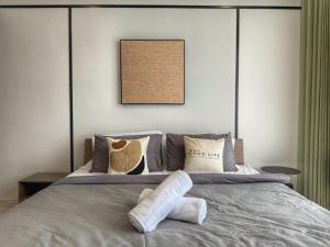 ein Schlafzimmer mit einem Bett mit Kissen darauf in der Unterkunft Space Residency Studio KSL Mall JB City in Johor Bahru