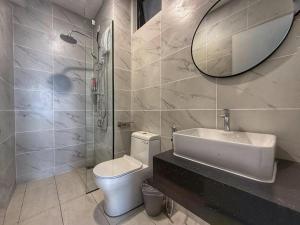 ein Badezimmer mit Waschbecken, Toilette und Spiegel in der Unterkunft Space Residency Studio KSL Mall JB City in Johor Bahru