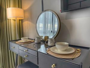 ein Frisiertisch mit Spiegel und Lampe in der Unterkunft Space Residency Studio KSL Mall JB City in Johor Bahru