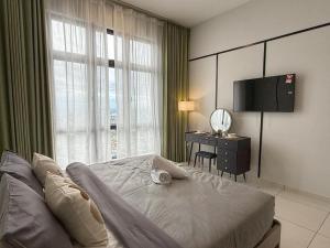 ein Schlafzimmer mit Bett, Schreibtisch und Fernseher in der Unterkunft Space Residency Studio KSL Mall JB City in Johor Bahru