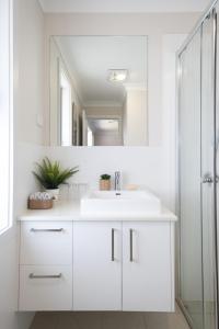 Koupelna v ubytování KozyGuru | Marsden Park | Charming 5Bed + Backyard