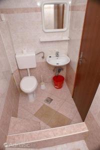 a small bathroom with a toilet and a sink at Ferienwohnung Für 2 Personen Ca 25 M Sup2 In Zubovici, Adriaküste Kroatien Kroatische Inseln in Zubovići