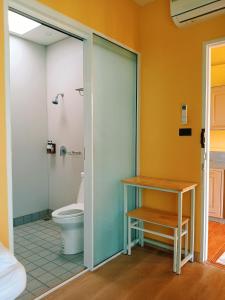 にあるห่มฟ้าโพธิ์แค้มป์ปิ้งのトイレとガラスのドアが付いたバスルーム