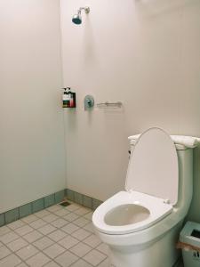 にあるห่มฟ้าโพธิ์แค้มป์ปิ้งの蓋が閉まったトイレのある浴室 +2枚の写真