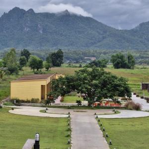 にあるห่มฟ้าโพธิ์แค้มป์ปิ้งの山を背景にした公園内の建物