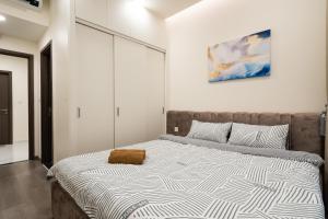 Postel nebo postele na pokoji v ubytování Luxury 3BR Apartment 121m - Resort Pool & Gym - Near Aeon Mall
