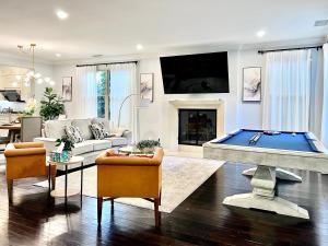 Et tv og/eller underholdning på #Marbella Lane - Vibrant 4BR Home in Irvine