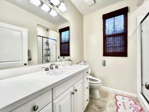 Et badeværelse på #Marbella Lane - Vibrant 4BR Home in Irvine + 28 billeder