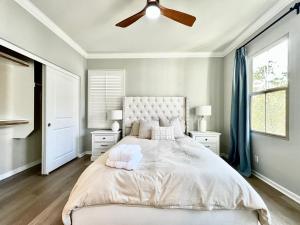 En eller flere senge i et værelse på #Marbella Lane - Vibrant 4BR Home in Irvine