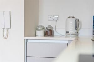 Кухня или мини-кухня в Modern comfortable hideaway
 +10 фотографий