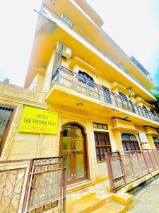 un bâtiment jaune avec des balcons sur son côté dans l'établissement Hotel The Vintage villa Jaisalmer, à Jaisalmer