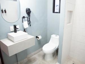 モンテレイにあるPrivada Guadalupeの白いトイレと洗面台のあるバスルーム +22枚の写真