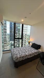 Ένα ή περισσότερα κρεβάτια σε δωμάτιο στο Trio BoxHill Lux Entire 3Bedroom Apt with car park and prime location