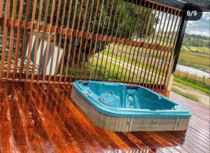 Φωτογραφία από το άλμπουμ του Luxury farm stay with outdoor jacuzzi σε St Helens