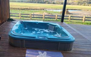 Φωτογραφία από το άλμπουμ του Luxury farm stay with outdoor jacuzzi σε St Helens