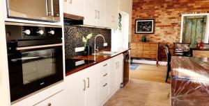 Kuchyň nebo kuchyňský kout v ubytování Luxury farm stay with outdoor jacuzzi