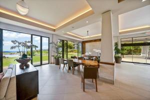 Χώρος καθιστικού στο Whaler 712 · WHA 712 Kaanapali OceanFront Condo w Ocean Views