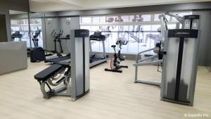 Fitness centrum a/nebo fitness zařízení v ubytování Newtown Plaza Hotel