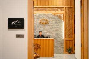 パロにあるDawa at Hilltop by Heetonの机の上に座る女性