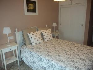 1 dormitorio con 1 cama, 2 mesas y 1 lámpara en Apartamento Centro Jerez Campana, en Jerez de la Frontera