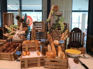 une présentation de pain et d’autres produits alimentaires sur une table dans l'établissement Bãi Dài Rerort, à Cam Ranh International Airport