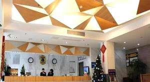 un vestíbulo con un árbol de Navidad y un gran techo en Super 8 Hotel Fuzhou Jinjishan, en Fuzhou